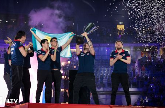 手加油助威 手加油助威