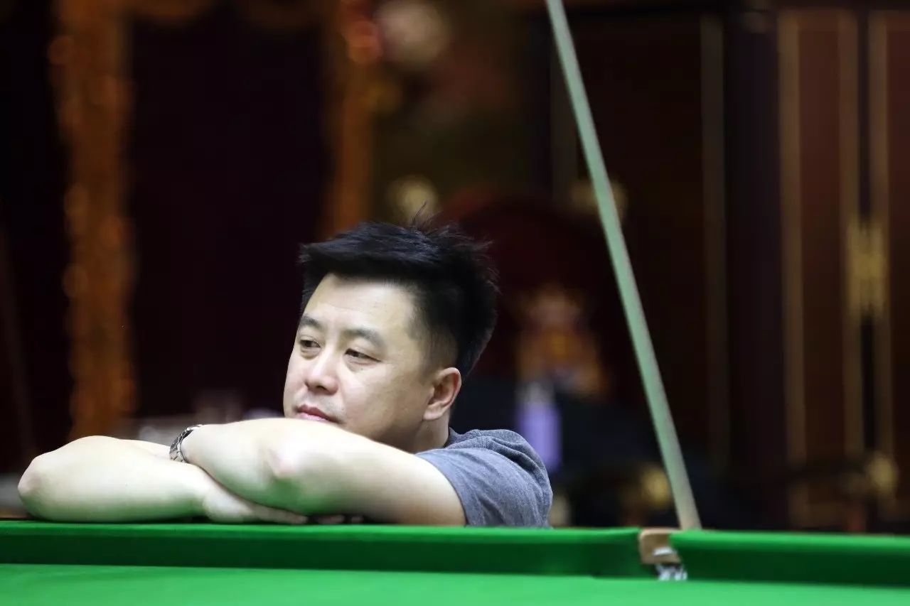 手正式浮出 手正式浮出