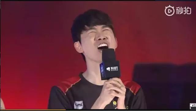 巴萨24／25赛季客场球衣，黑色队徽有点意思？